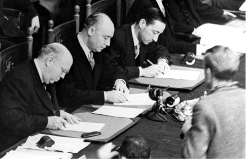 The members of the UN Commission for Indonesia sign the final documents formalising the agreements reached in relation to the right of self-determination for the Republik Indonesia Serikat (United Republic of Indonesia), The Hague, 2 November 1949. Left to right: Merle H Cochran (United States); Raymond Herremans (Belgium); and Thomas K Critchley (Australia). [UN Photo]