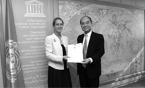 The Australian Ambassador and Permanent Delegate to UNESCO, Sally Mansfield (left), presents Australia's instrument of accession to the UNESCO Convention on the Protection and Promotion of the Diversity of Cultural Expressions to the Director-General of UNESCO, Koïchiro Matsuura, Paris, 18 September 2009. [UNESCO/Andrew Wheeler]