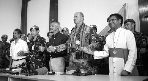 The official transfer of full military authority from the International Force East Timor (INTERFET) to the UN Transitional Administration in East Timor (UNTAET), Dili, 23 February 2000. Left to right: East Timorese Independence leader, Kay Rala Xanana Gusmão; Philippine UNTAET Force Commander, Lieutenant-General de los Santos; Special Representative of the Secretary-General, Sergio Vieira de Mello; Australian INTERFET Commander, Major General Peter Cosgrove; and Catholic Primate of East Timor, Bishop Carlo