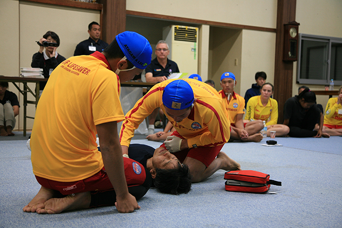 Japanese Lifesavers performing a simulated resuscitation with their Australian counterparts