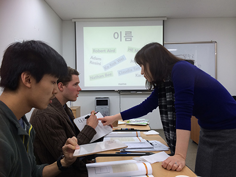 Australian interns learning Korean at Seoul National University through the 2015 Australia-Korea Internship Program (Photo: Shirley Xu)