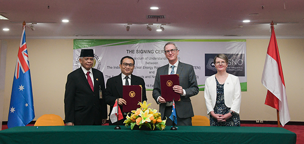 Mr. Zainal Arifin, Deputy Chairman for Licensing and Inspection (BAPETEN), Mr. Sugeng Sumbarjo Executive Secretary (BAPETEN), Dr Geoffrey Shaw, Director General (ASNO), Ms Felicity Spurrett, Assistant Director (ASNO). Image credit: Reza Dwanta, Australian Embassy Indonesia.