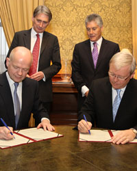 Photo of William Hague and Kevin Rudd signing the Memorandum of Co-operation on Information Sharing in London
