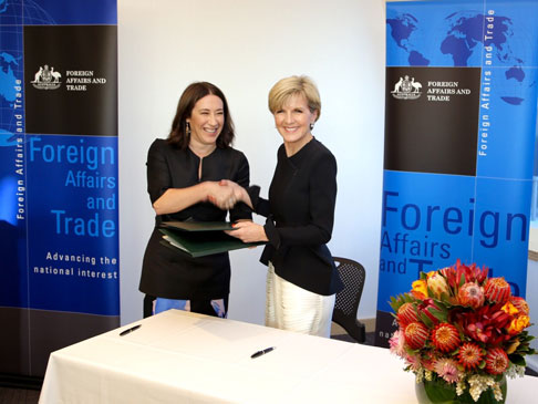 Edwina McCann and Julie Bishop shaking hands