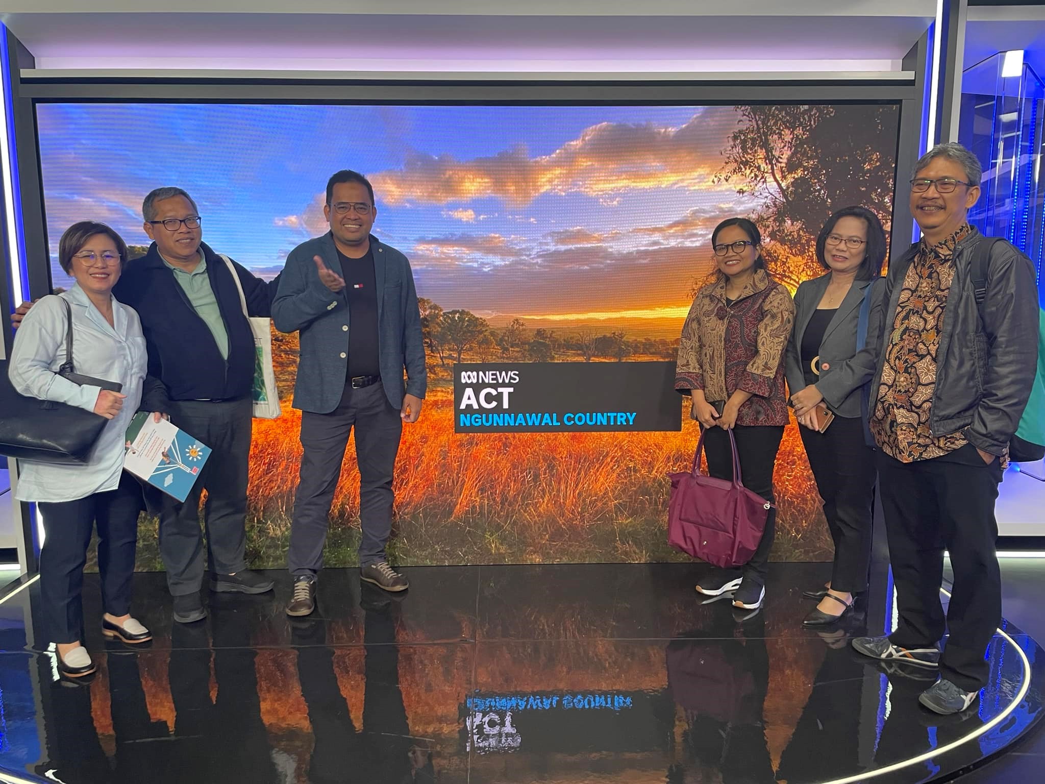 6 participants standing in front of the ABC news screen
