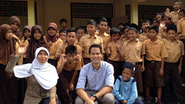 Auskar Surbakti with Indonesian school students during his trip to Indonesia in 2011