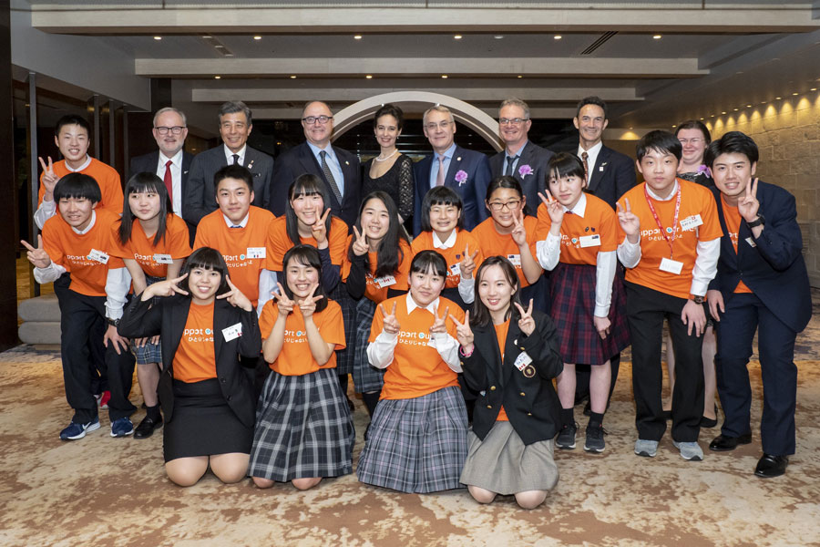 Group photo of Tohoku students with Ambassadors, Happo-en.