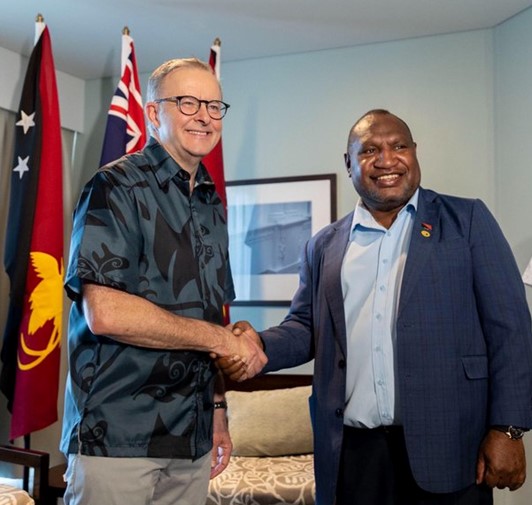 Photo of Prime Minister Albanese and Papua New Guinea’s Prime Minister Marape shaking hands at the Pacific Islands Forum Leaders’ Meeting.