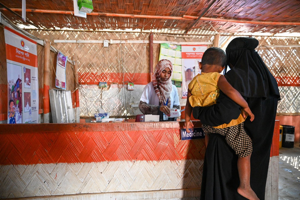 Photo of a Rohingya woman and child at a health care centre. 