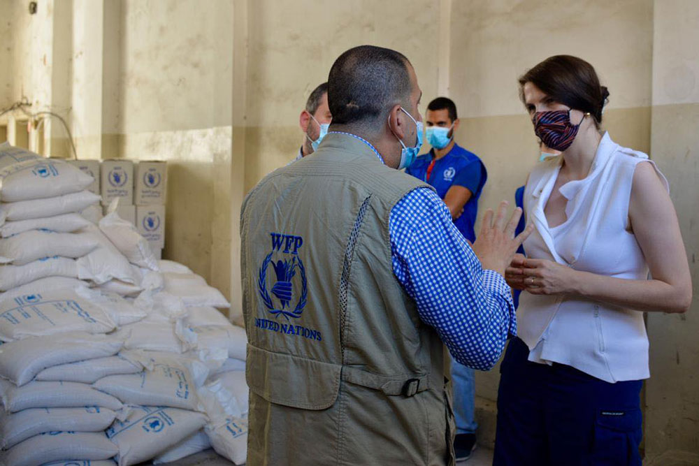 Photo of Ambassador to Lebanon Rebekah Grindlay talking to a representatives of the World Food Programme.