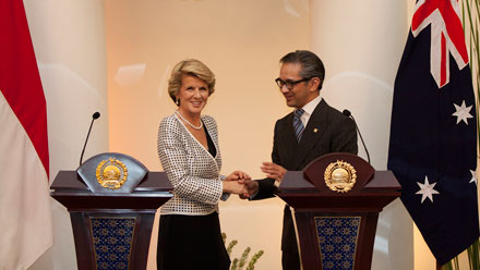 Foreign Minister Julie Bishop and Indonesian Foreign Minister Dr Marty Natalegawa hold a media conference at Gedung Pancasila in Jakarta, 5 December 2013