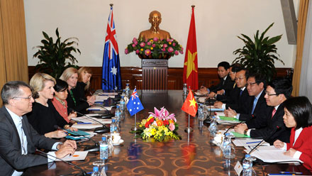 Australian Foreign Minister Julie Bishop and Vietnamese Foreign Minister Pham Binh Minh at a bilateral meeting in Hanoi on 18 February 2014
