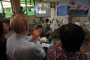 Bob Carr watching students the Muhammadiyah Denpasar 1 Secondary School Skype with a partner school in Tasmania