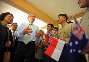 Foreign Minister Bob Carr and his wife Helena at Muhammadiyah Denpasar 1 Secondary School in Bali