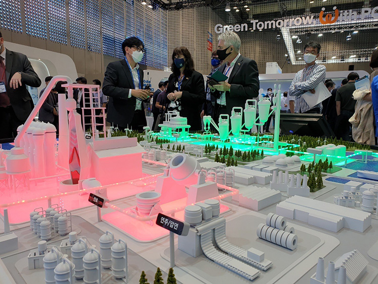 Korea’s H2 Mobility + Energy Show in Seoul in September 2021: Steel-making Korean company POSCO outlines its green steel plans to Australia’s Ambassador to the Republic of Korea Catherine Raper, and Trade Commissioner Ron Green.