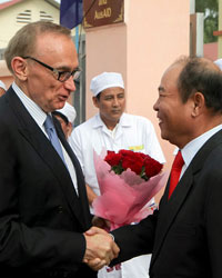Photo of Bob Carr shaking hands with H.E. Mam Bunheng