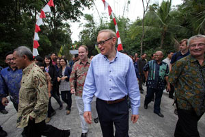 Australian Minister for Foreign Affairs Bob Carr visits a PNPM project supported by Australian Aid in the village of Umbulharjo in Yogjakarta