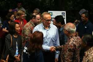 Australia Minister for Foreign Affairs Bob Carr visits a PNPM project supported by Australian Aid in the village of Umbulharjo in Yogjakarta