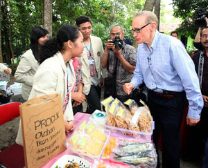 Australia Foriegn Affairs Minister Bob Carr visits a PNPM project supported by Australian Aid in the village of Umbulharjo in Yogjakarta