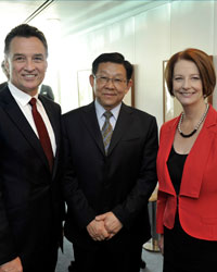 Photo of Craig Emerson, Chen Deming and Julia Gillard