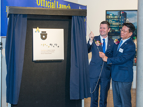 The Vice Chancellor and Korean Ambassador unveiling the official plaque