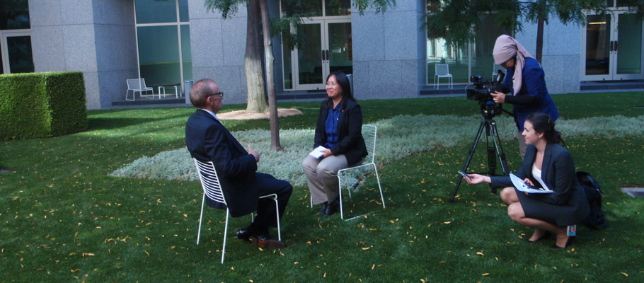Devianti interviewing Australian Minister of Foreign Affairs, Senator Bob Carr.