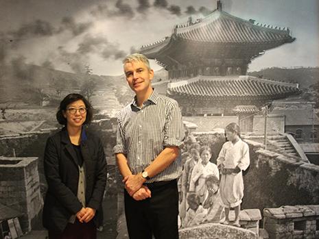 Dr Richards and Ms Kim Sun-Jung, Curator, Seoul City Wall Museum, in front of a photograph taken by Australian George Rose in 1904 (Photo AKF)