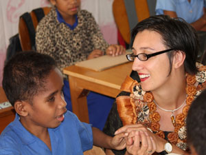 AusAID Counsellor, Sarah Goulding with students.