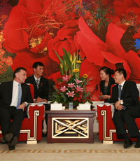 Photo of Dr Emerson meeting with the Mayor of Chengdu, Dr Ge Honglin