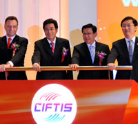 Photo of Craig Emerson, Guo Jinlong, Chen Deming and Choi Joong-kyung