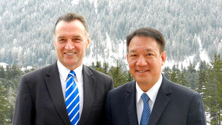 Photo of Trade Minister Craig Emerson with Kittiratt Na-Ranong in Switzerland