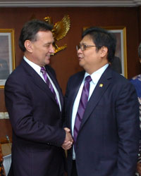 Photo of Craig Emerson shaking hands with Mr Airlangga Hartarto