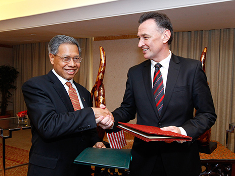 Dr Emerson exchanging Malaysia-Australia Free Trade Agreement side-letters with Malaysian Minister of International Trade and Industry, Dato' Sri Mustapa Mohamed.22 May 2012