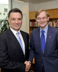 Photo of Trade Minister Craig Emerson shaking hands with World Bank President Robert Zoellick in Canberra