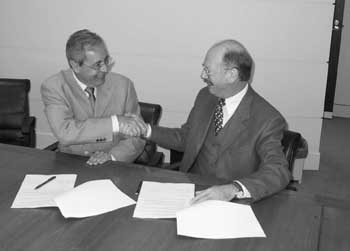 Photo of Mr Santos-Bento and Mr Carlson shaking hands.