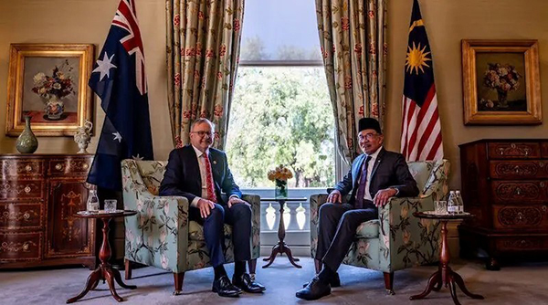 Australian Prime Minister Albanese and Malaysian Prime Minister YAB Dato’ Seri Anwar bin Ibrahim sitting across form each other.