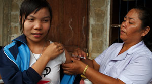 Nurse vaccinates young woman