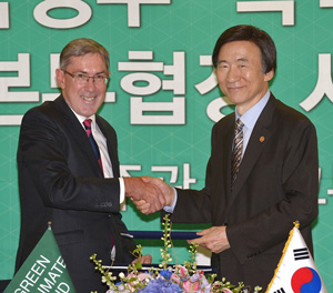 Mr McDonald and Mr Yun Byung-se shaking hands and smiling