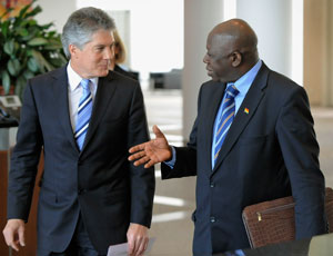 Photo of Minister for Foreign Affairs and Trade, Stephen Smith, and Ghanaian Foreign Minister, Alhaji Muhammad Mumuni talking