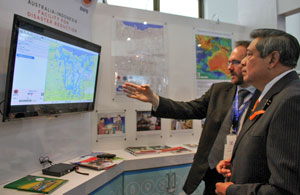 Dr Trevor Dhu explaining the InaSAFE tool to the Indonesian President, Susilo Bambang Yudhoyono