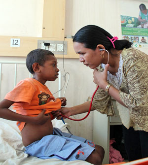 Dr Jorgina dos Santos treating a patient at Dili’s Guido Valadares National Hospital