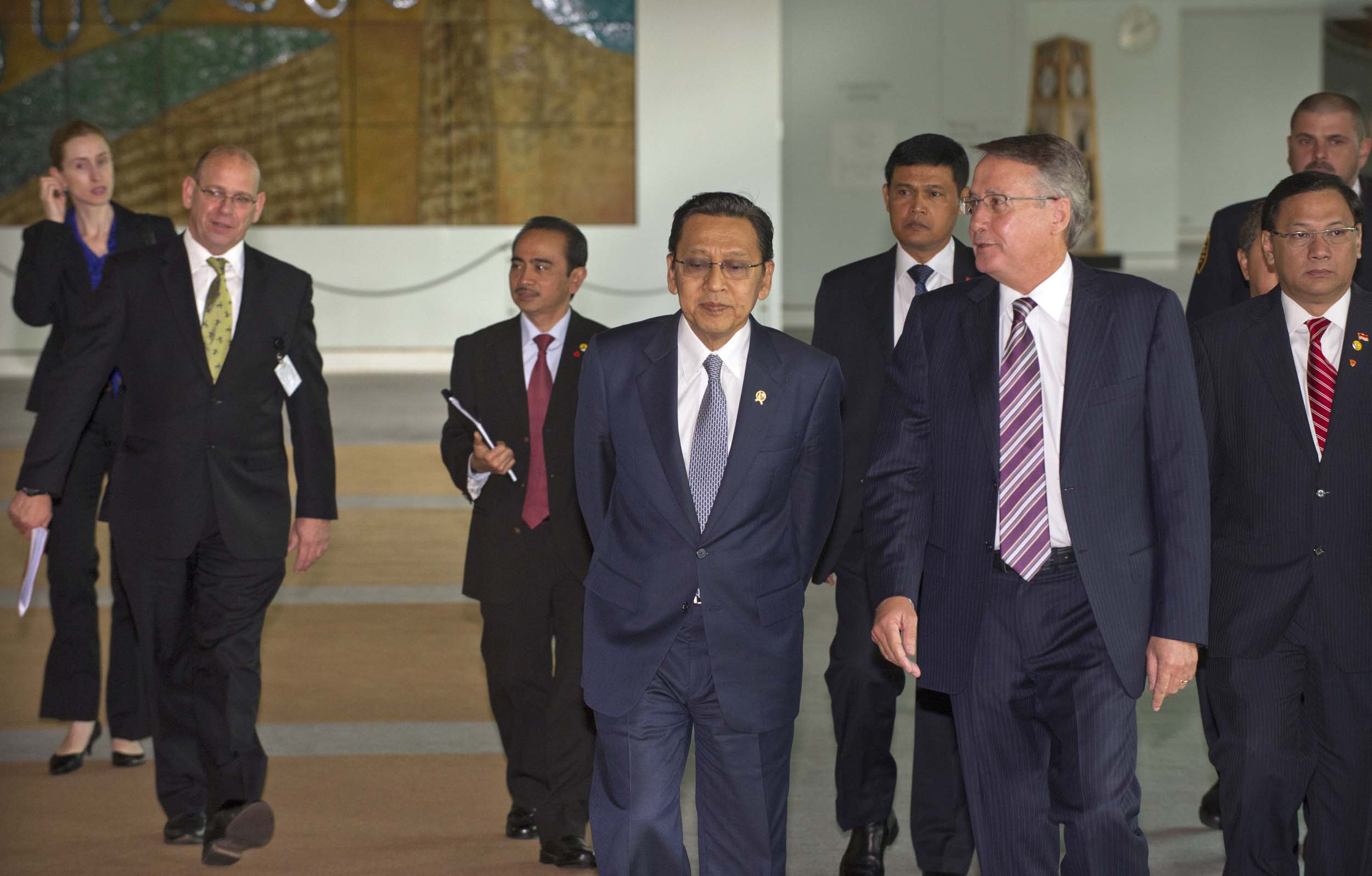 Vice President Boediono walks with Treasurer Wayne Swan