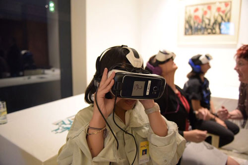 A person trying out enVizion’s technology headset that covers your eyes.