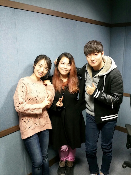 Joanna Chen with radio hosts (Photo TBS eFM)