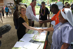 Julie Bishop meets Sister Doreen from the Christian Care Centre