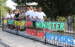 Foreign Minister Julie Bishop with students from Nauru Secondary School