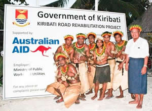 Photo of a local dancing group with Hon Taomati Iuta