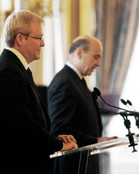 Photo of Kevin Rudd speaking with Alain Juppé