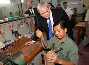 Kevin Rudd viewing prosthethic limb