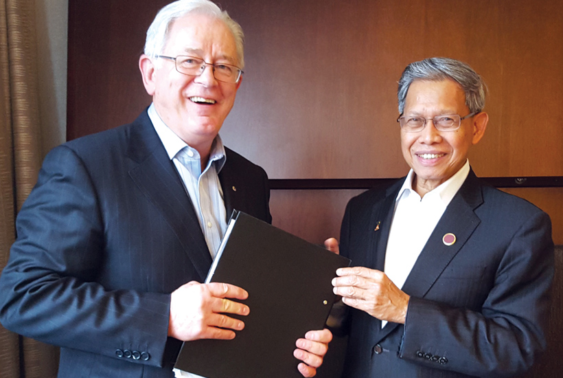Photo of Andrew Robb and Dato' Sri Mustapa Mohamed